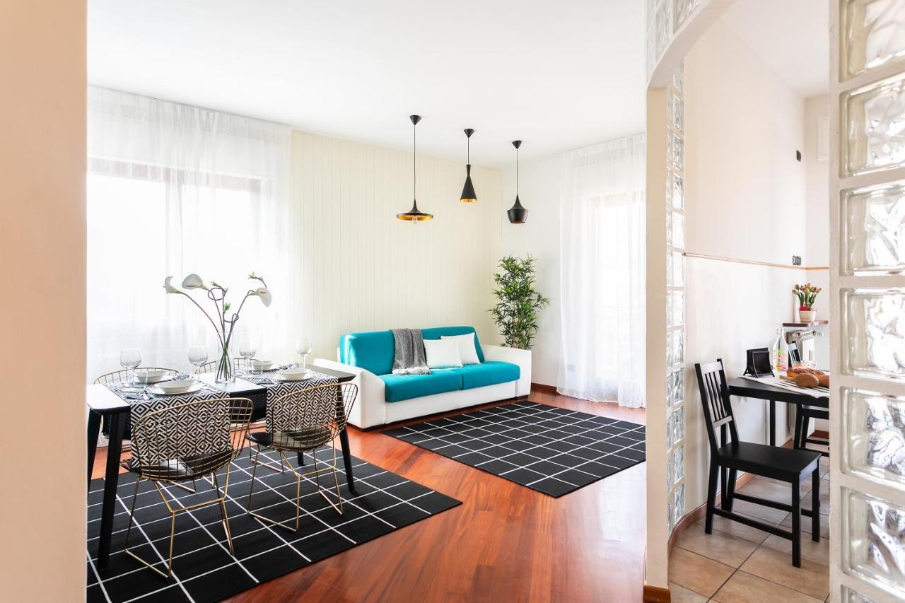 Santa Chiara Apartment By Myhomeincomo Kültér fotó