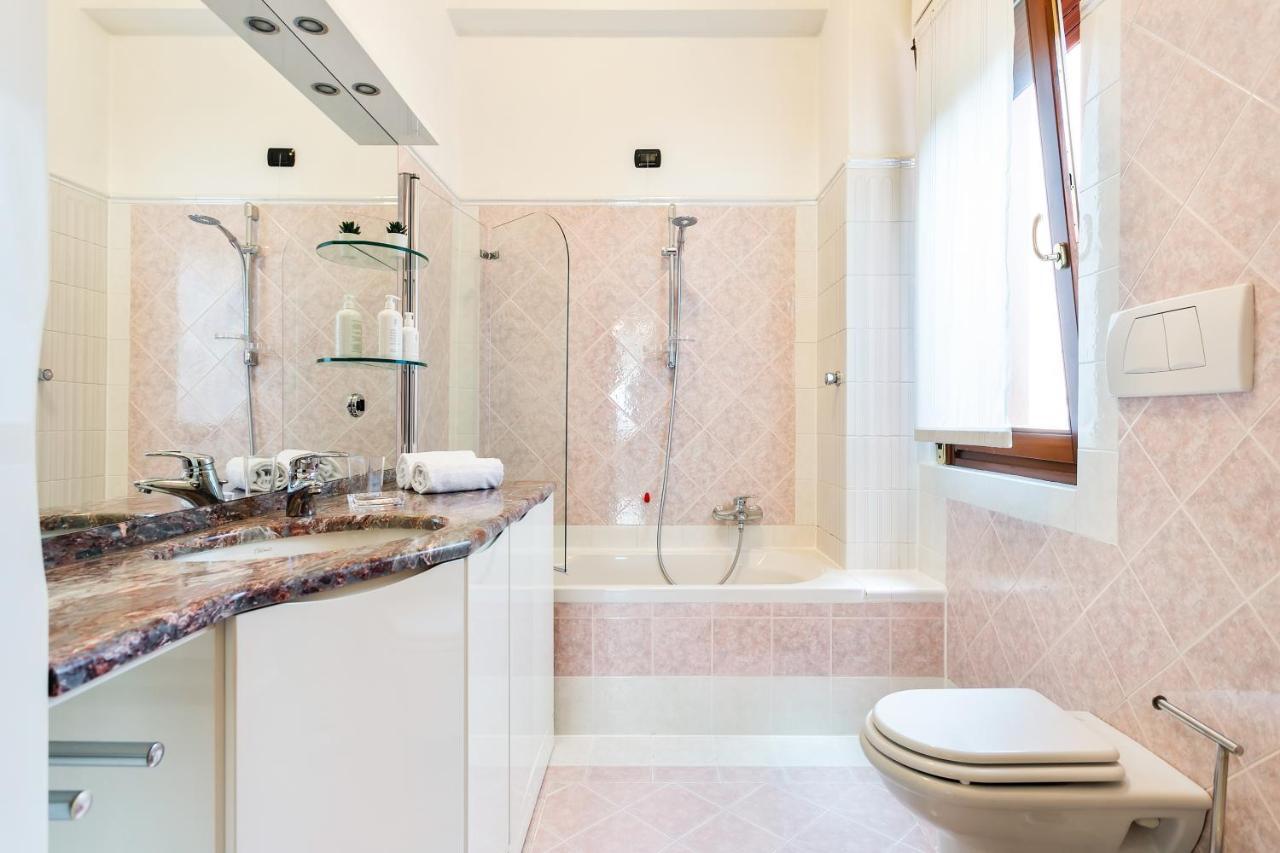 Santa Chiara Apartment By Myhomeincomo Kültér fotó