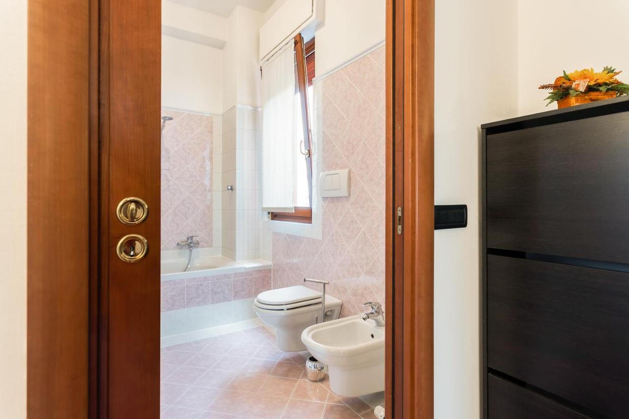 Santa Chiara Apartment By Myhomeincomo Kültér fotó