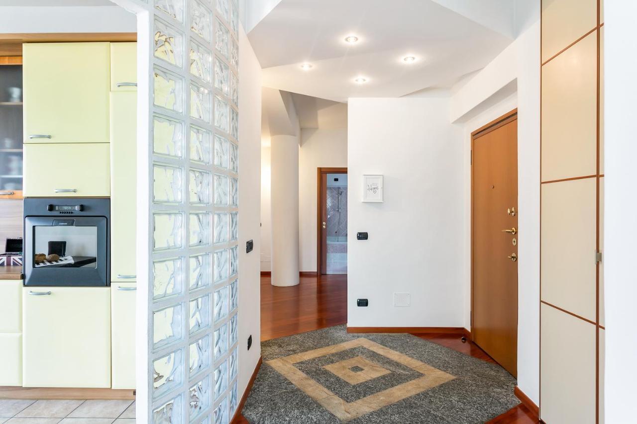 Santa Chiara Apartment By Myhomeincomo Kültér fotó