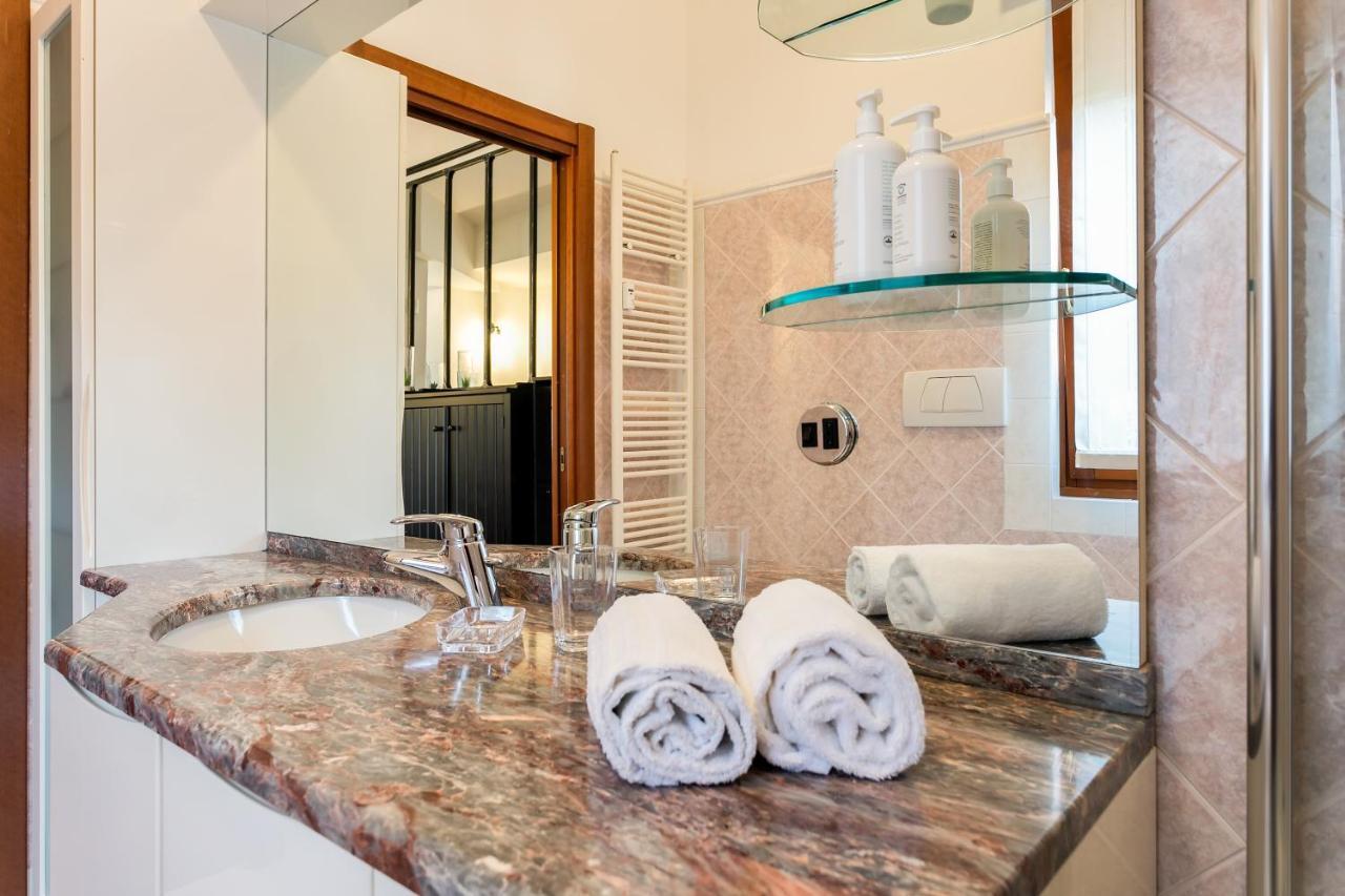Santa Chiara Apartment By Myhomeincomo Kültér fotó